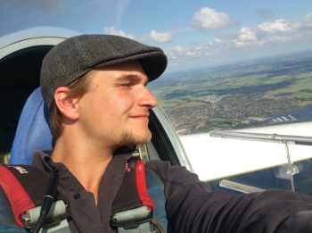 Tim nyder livet som svæveflyver over Frederikssund